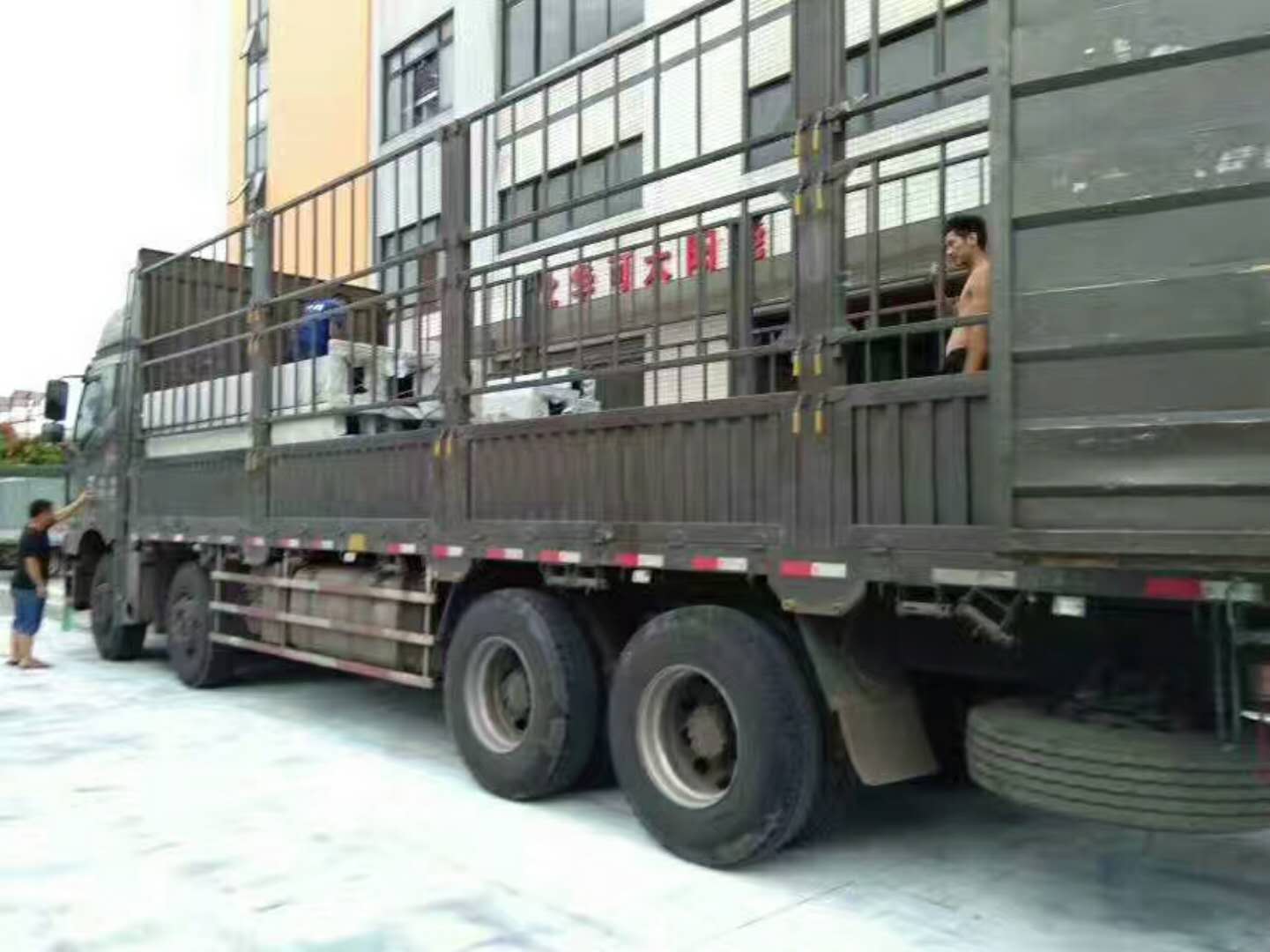 山東led景觀(guān)燈裝車(chē)中