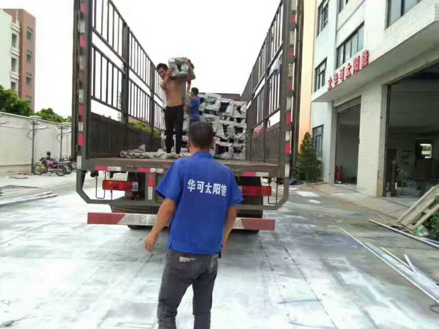 led景觀(guān)燈裝車(chē)中