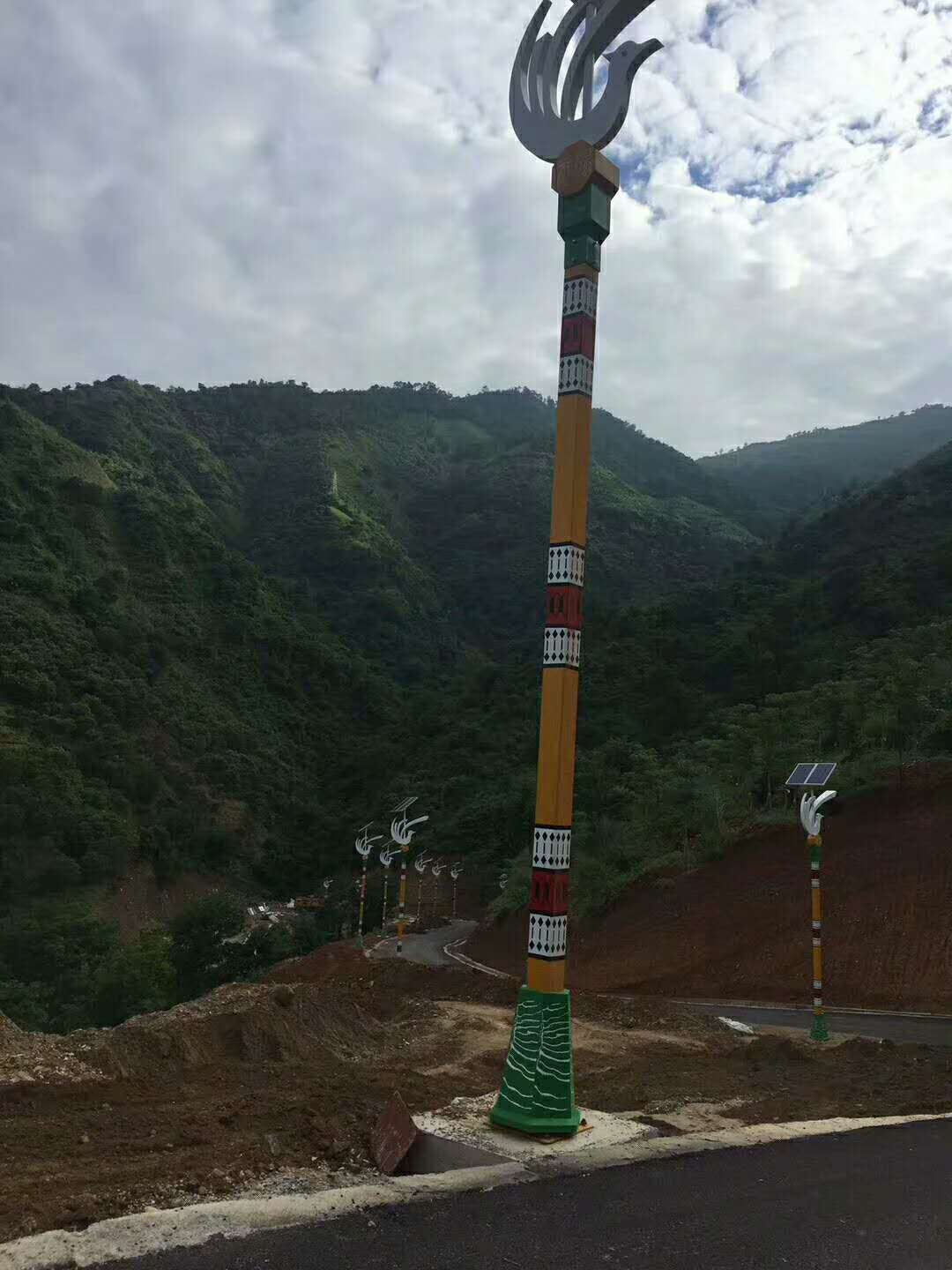 華可感謝貴州王總的信任，80套太陽(yáng)能路燈安裝完畢！