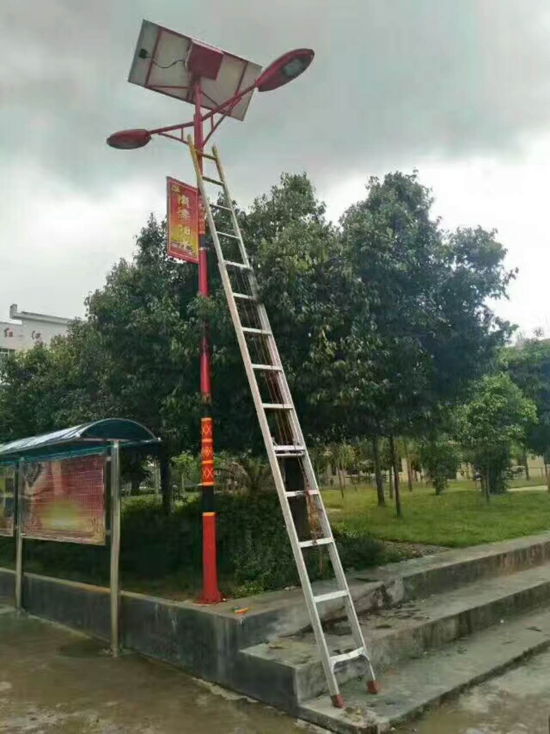 【華可工程】云南普洱88套民族特色太陽(yáng)能路燈項目完工！